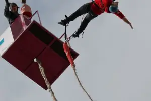 Los amigos ayudan a los amigos a saltar desde grandes alturas