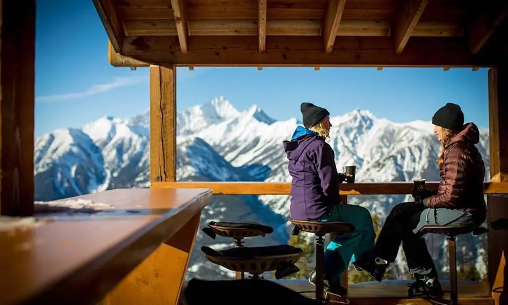 Tempat Terbaik Untuk Makan Dan Bermain Ski Di Jalan Raya Powder British Columbia