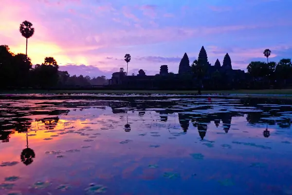 Angkor Wat auringonnousussa