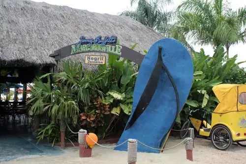 Giant flip-flops say fun. (Photo: Flickr)